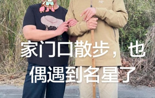 59岁李建义近况曝光，和老伴在腾冲买房定居，头发中间秃人很和蔼 