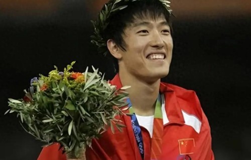 42岁刘翔近况曝光，长期在国外旅游，靠终身合同吸金，远离喷子! 