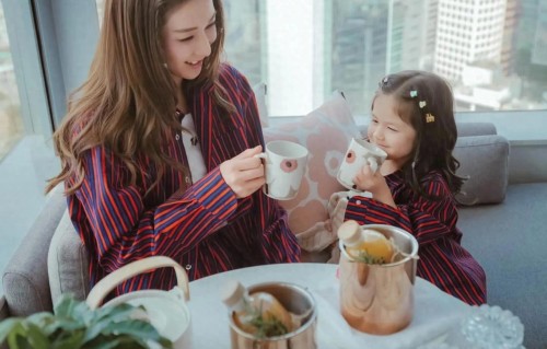 钟嘉欣晒和小女儿近照，母女俩穿亲子装出镜，3岁紫琳像爸爸多些 