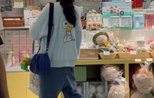 张柏芝机场接大儿子，Lucas贴心帮妈妈提包，母子相拥热聊好有爱 