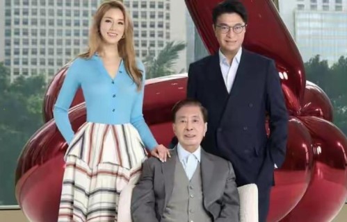 徐子淇现身恒基艺术庆典，金发白裙状态松弛，李家诚在旁笑不拢嘴