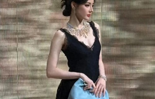 热巴不再保守放弃捂胸，穿深V大大方方，这才是女明星该有的样子 