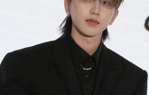 蔡徐坤线下状态拉满！全黑西装搭配无边框眼镜，生图颜值碾压精修 