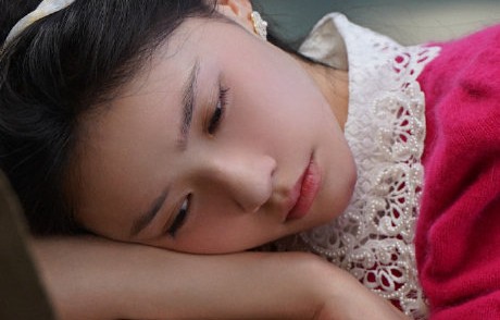 郑晓龙执导的《冬去春来》中揭露娱乐圈潜规则的剧情具体是怎样的？