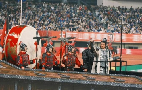 51岁何润东一夜爆火！内娱的那片遮羞布，终于被撕开了