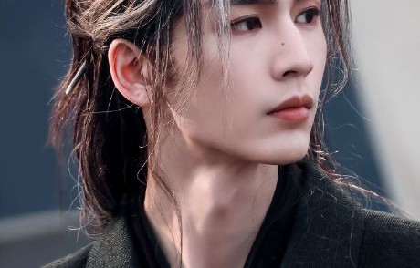 张凌赫为了塑造《归鸾》中的萧厉一角，做了哪些形象上的改变？