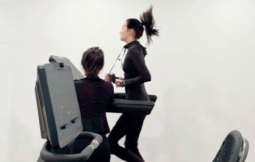 关晓彤除了网球之外，还有哪些公开分享过的运动爱好？