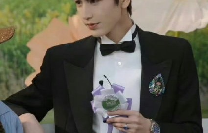 张凌赫大学时期的这段经历，对他现在的演艺事业有怎样的影响？