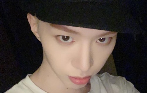 范丞丞分享日常近照骄傲自夸 皮肤白到发光引粉丝羡慕