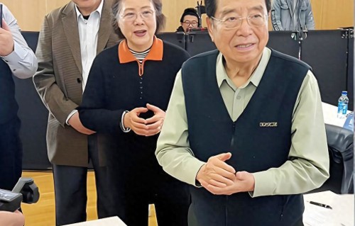 李双江过87岁生日！妻子、儿子都没在身边，离婚的传言又起 