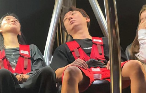 王思聪加州环球影城排队被偶遇，发型凌乱，松弛感十足，白发抢镜