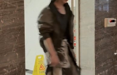 张凌赫凌晨4点《开推4》下班，带伤坚持录制引热议