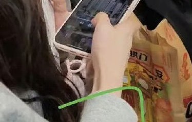 孔雪儿使用CORTIS壁纸，是否会影响她在《逐玉》中的演员形象？