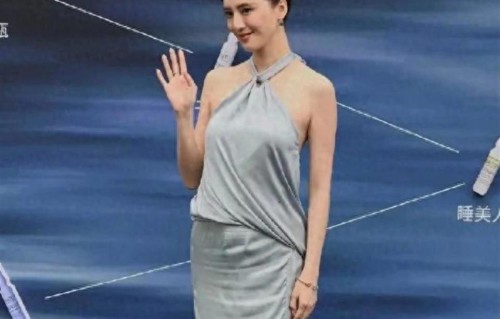 吴千语现身上海出席活动，身上的礼服看上去像临时窗帘布裹上身