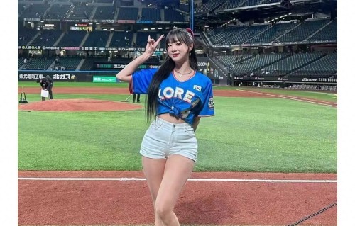 从啦啦队队长到综艺明星，金汉娜的多彩人生如何成就她的辉煌？ 