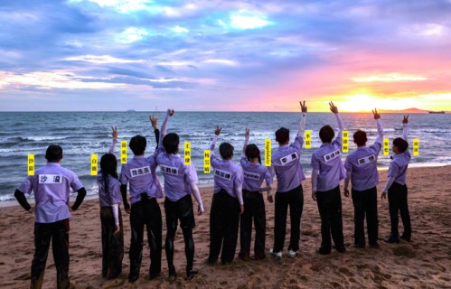 《跑男》收官合影，白鹿稳占C位，baby与导演在一块，范丞丞靠边