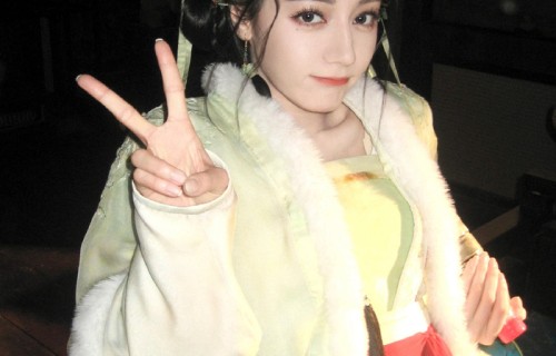 迪丽热巴机场提灯演绎白日提灯与粉丝互动