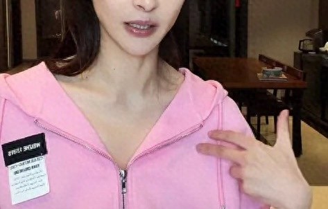 35岁李心艾直播卖减肥产品，眼窝脸颊凹陷被评“瘦脱相”，曾在产后4个月减重80斤 