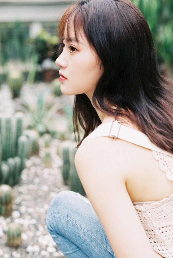 跨领域双强同框！辛芷蕾马龙上海活动热聊引热议|影后|两人|跨界|主持人|造型