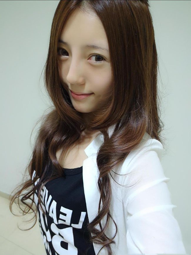 跨领域双强同框!辛芷蕾马龙上海活动热聊引热议|影后|两人|跨界|主持人|造型