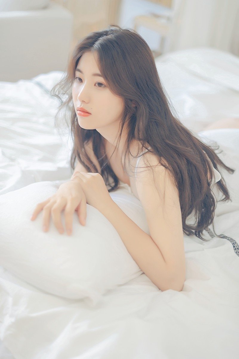 跨领域双强同框！辛芷蕾马龙上海活动热聊引热议|影后|两人|跨界|主持人|造型