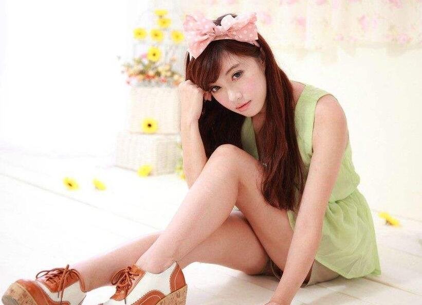 孔雪儿和邓凯在《你好星期六》上的互动体现了什么角色反差？