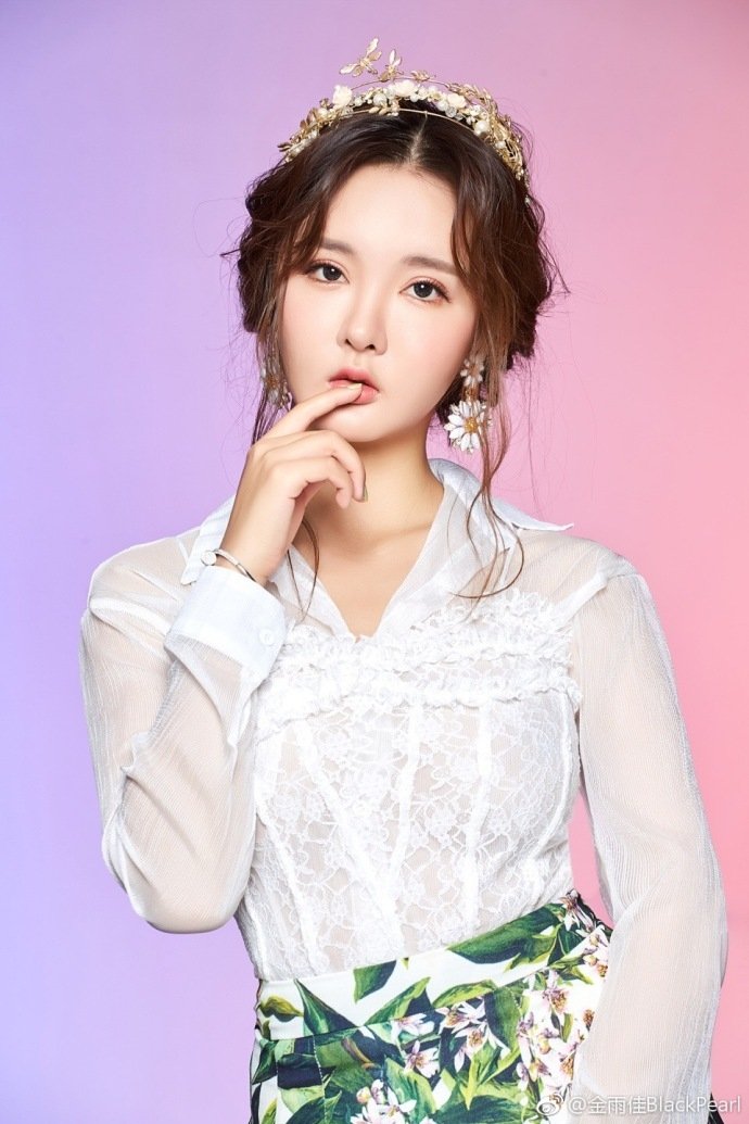 杨紫《玉兰花开君再来》路透！旗袍造型被赞贵气，搭档欧豪引热议