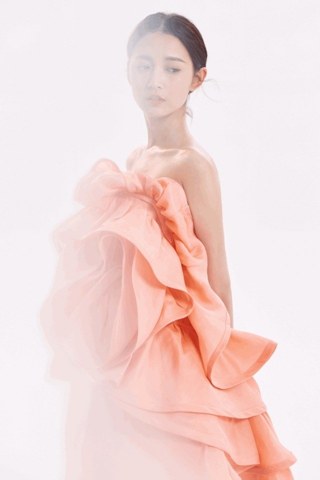 孔雪儿和邓凯在《你好星期六》上的互动体现了什么角色反差？