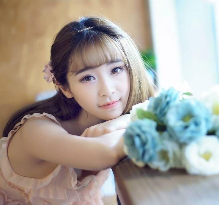 孔雪儿和邓凯在《你好星期六》上的互动体现了什么角色反差？