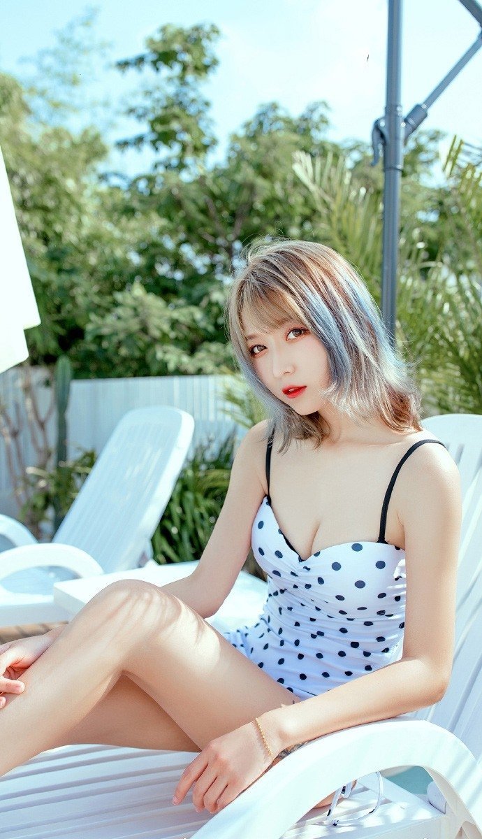 阚清子产后一个多月复工，老公陪伴其现身机场，前往长沙录制浪姐