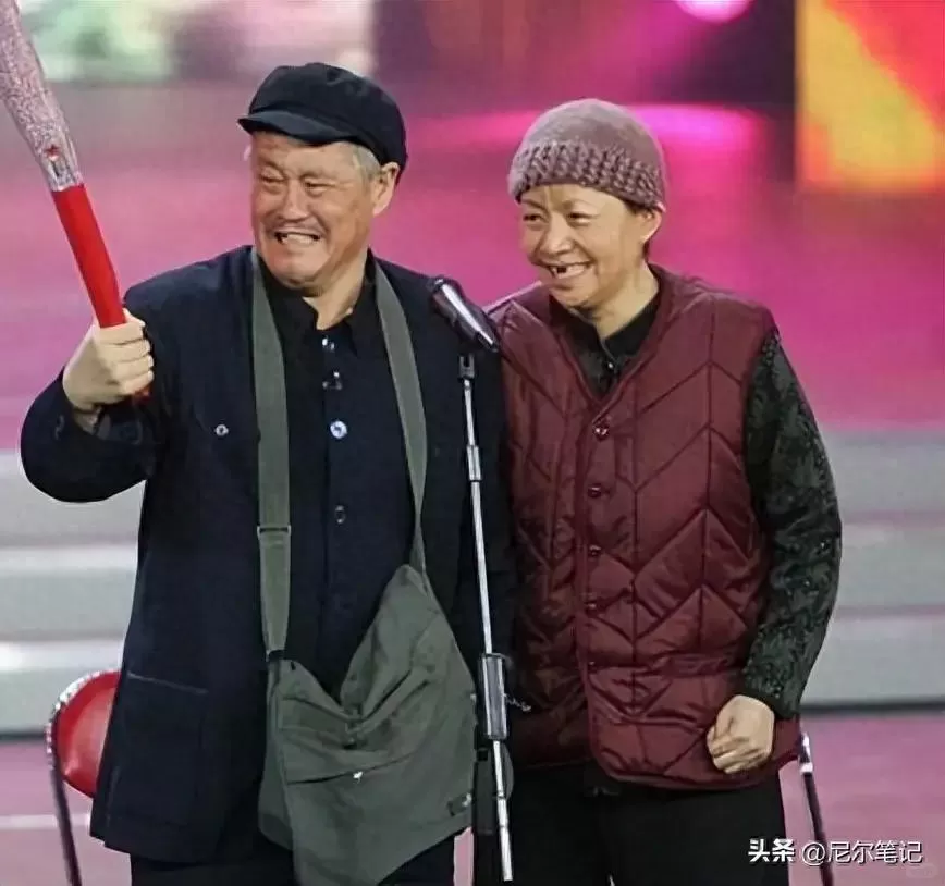 69岁赵本山彻底退隐！三亚街头遛鸟散步超悠闲，精神十足步子快