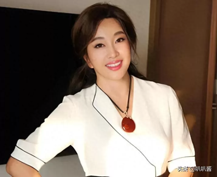 谈8个男友、凌晨在北京去世？75岁刘晓庆身上的标签有多离谱？ 