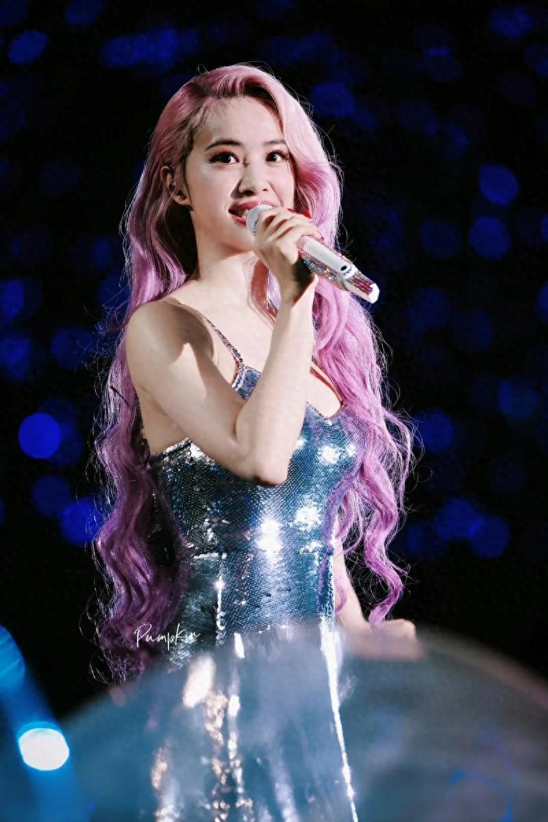 蔡依林演唱会，裤子还没鞋子长，叉着腿跳舞很过分，周杰伦被牵连 