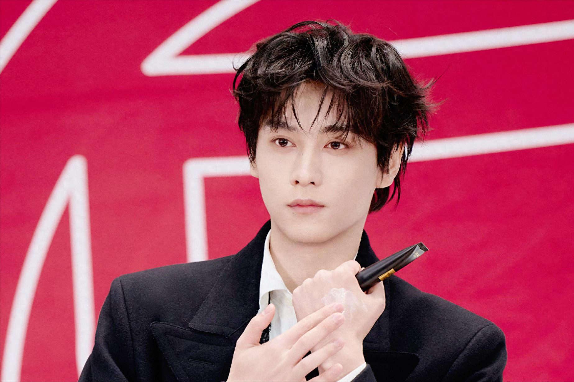 田栩宁被曝出轨，粉丝求锤得锤：用了半年的壁纸，原来是嫂子拍的 