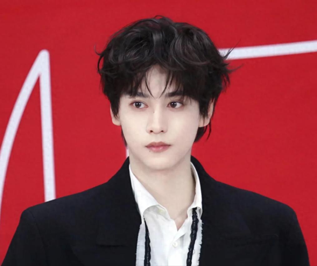 炸裂!28岁男顶流被曝有私生子,多次出轨亲密视频流出,本人回应