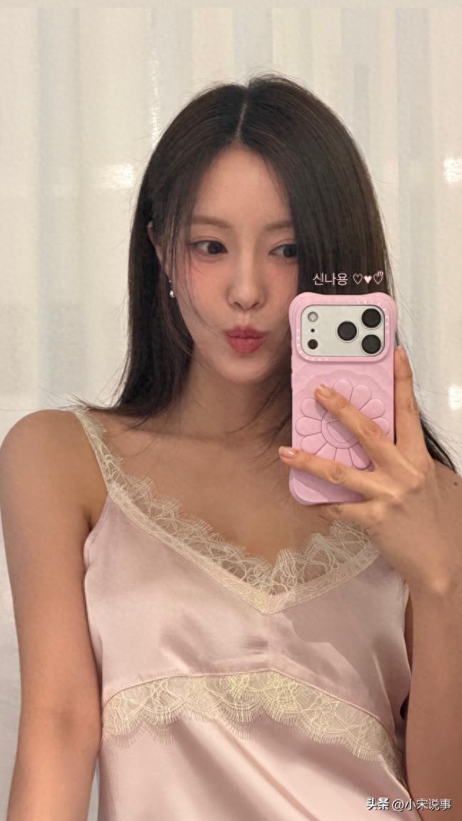 韩国女星穿吊带睡衣坐飞机，不顾旁人感受自拍，造型引爆争议 