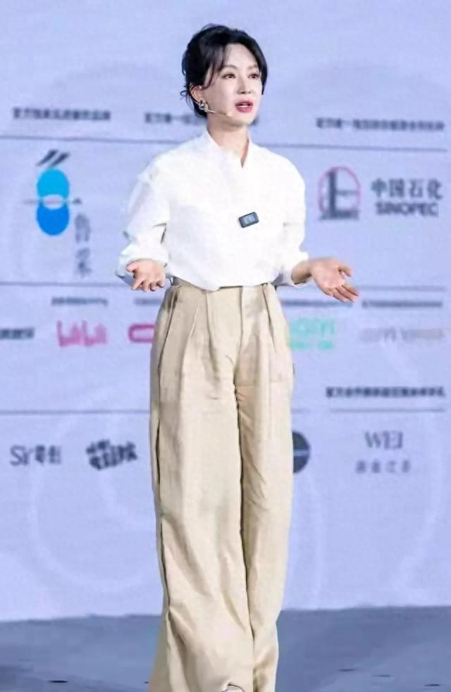 陈数身材带火新穿搭_白色衬衫+高腰阔腿西裤,显得简约又有质感