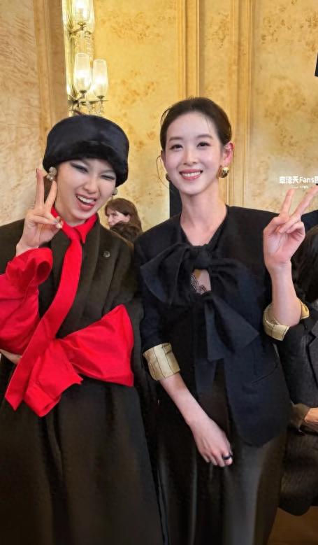 章泽天对镜自拍像18岁！和刘强东巴黎逛街心情好，一身品牌老钱风 