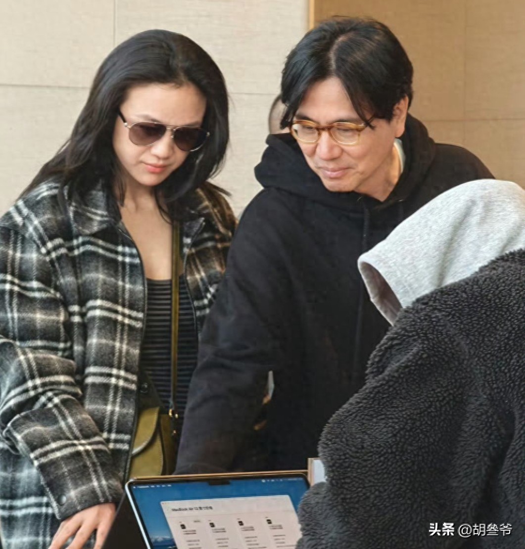 曝46岁汤唯疑怀二胎！与老公逛街腹部隆起，倪妮的一句话暴露内情 