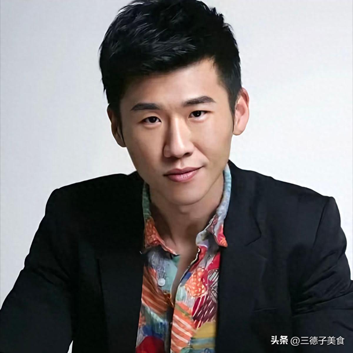 他是著名星二代，却娶平凡妻子跑龙套15年，如今成母亲王馥荔骄傲 