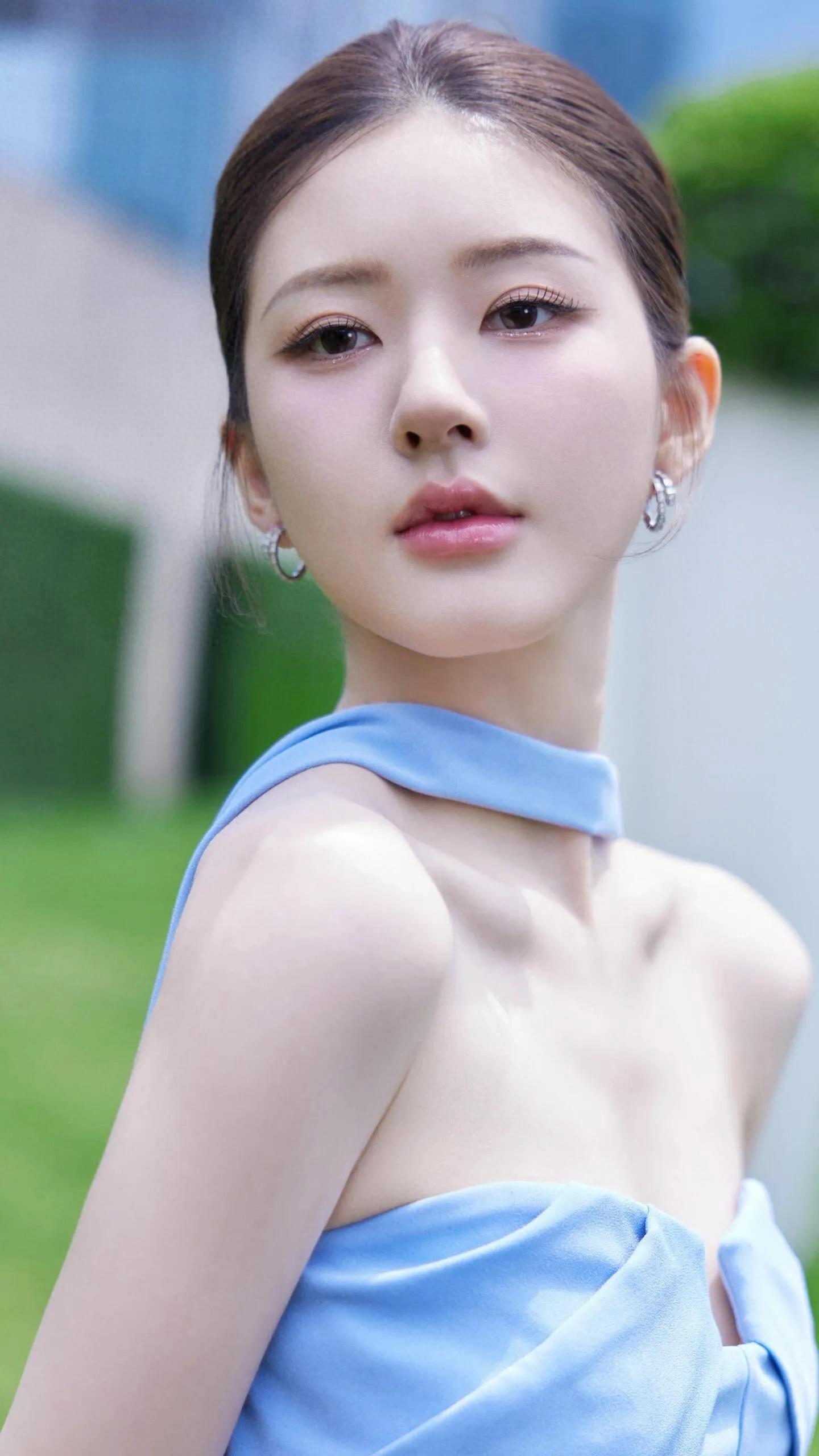 赵露思蓝色露肩裙优雅迷人 