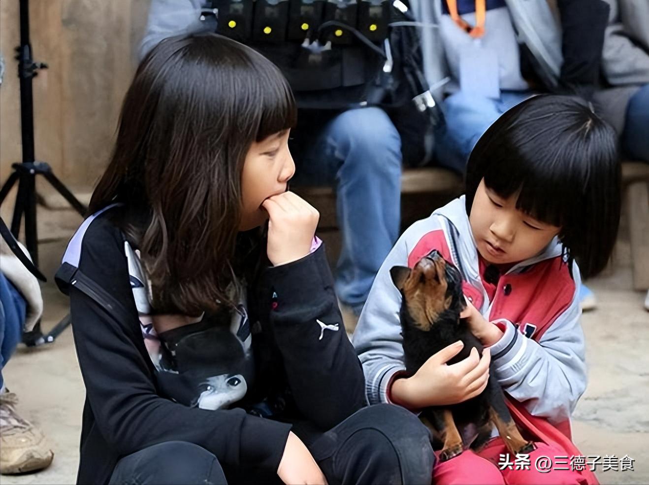 同样是明星富养女，早熟的黄多多和童真的贝儿，现状早已天差地别 