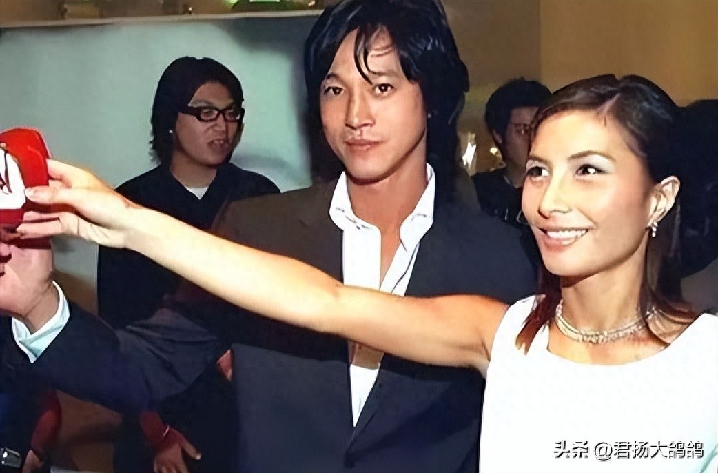 何超仪丈夫病愈后亮相，长发披肩气色佳，自曝一年做了三次大手术 