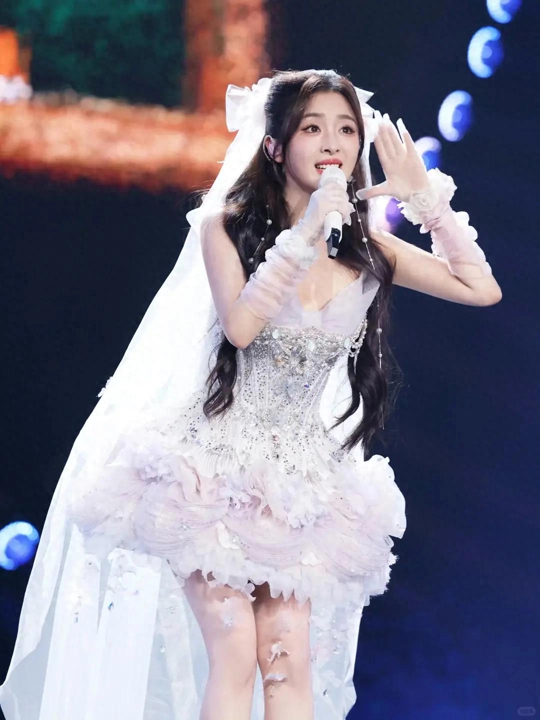 36岁张含韵的家居日常火了，健身旅游，提升自我，治愈了很多人 