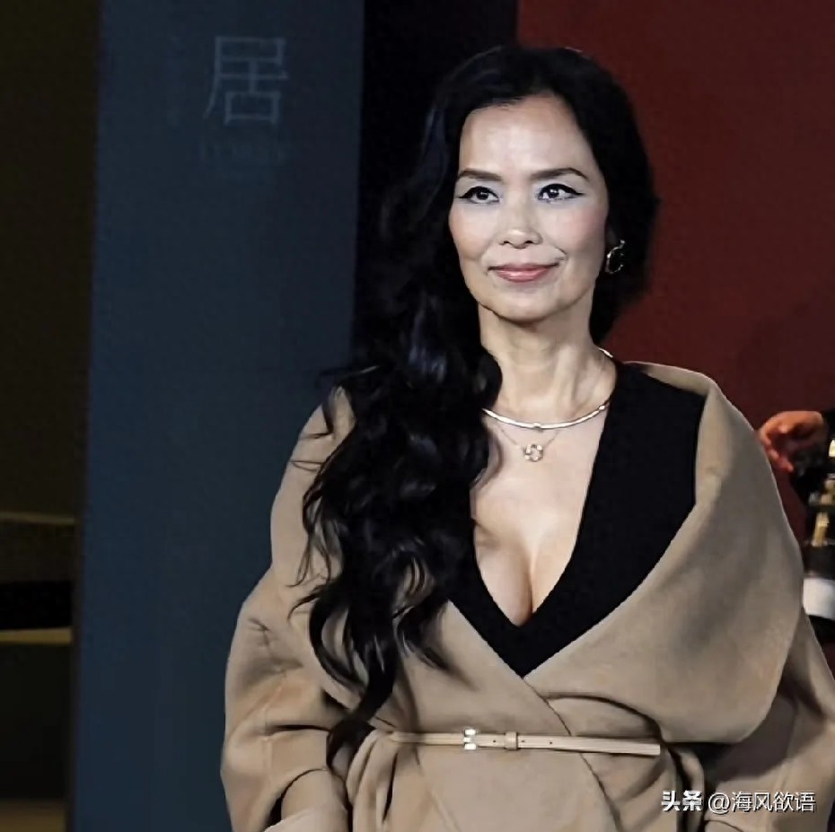 韦唯红毯一身造型惹争议，穿着暴露体态臃肿，真有那么不堪吗？ 