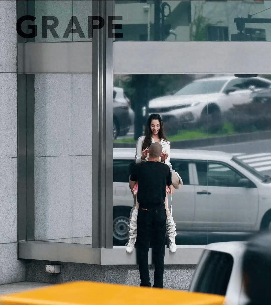 水原希子为某品牌拍鞋子广告 尺度太大引发网友争议 