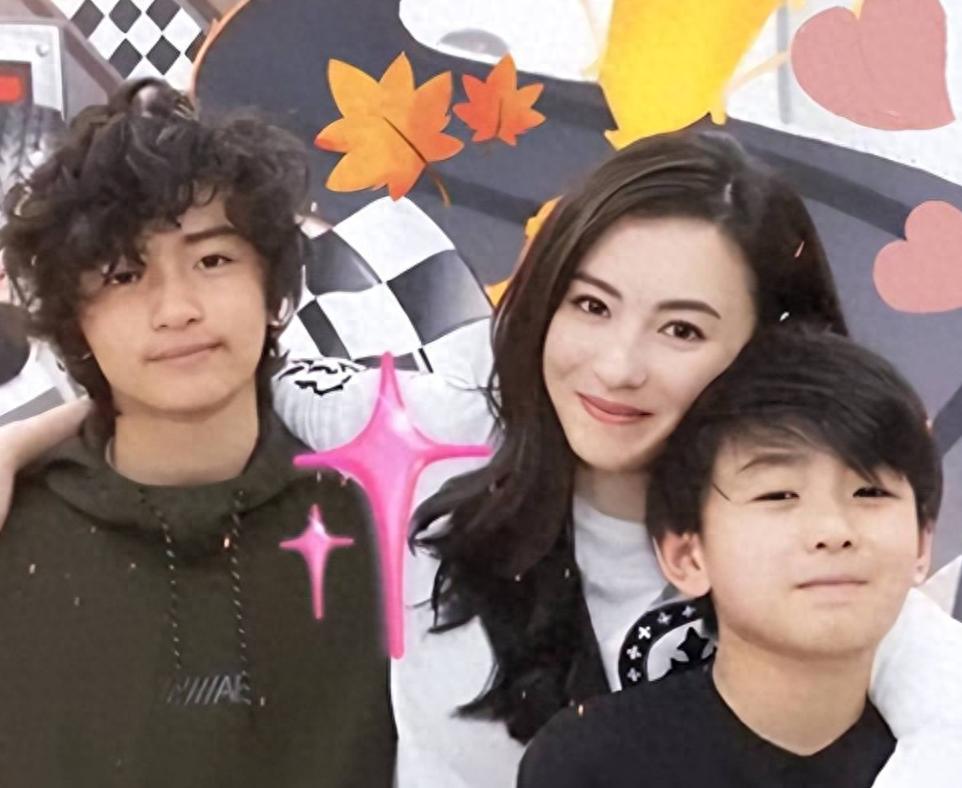 比谢霆锋还猛！张柏芝大儿子恋情疑曝光，46岁阿姨，辣妹都不放过 