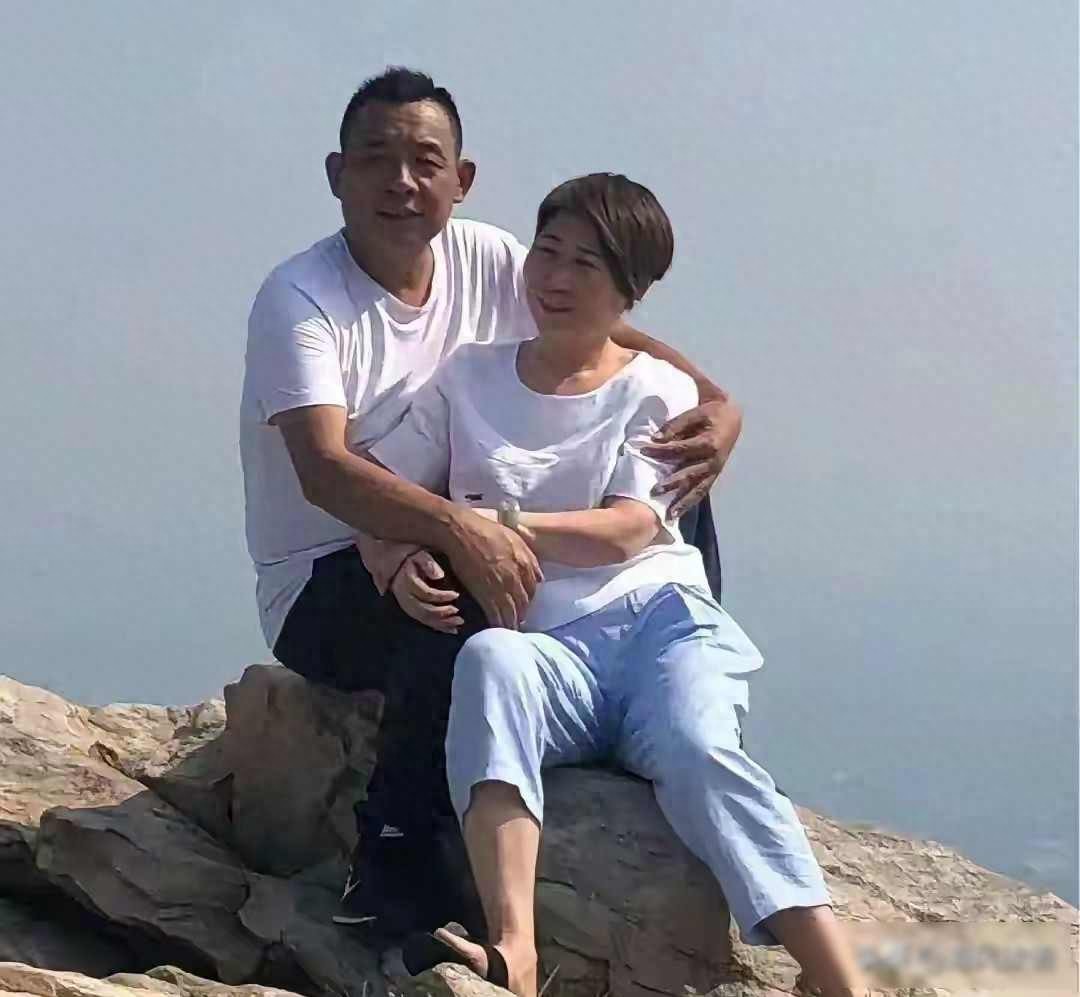 于东来牵手妻子登山，不坐豪车不请保镖，怀里的老婆才是真宝藏 