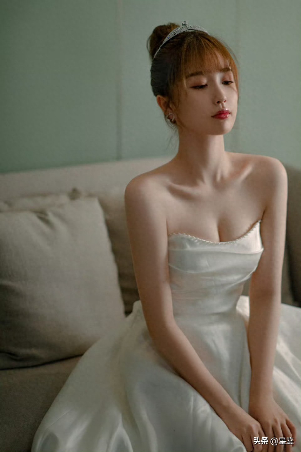 虞书欣把“复古公主风”穿得太灵动了！白裙配皇冠甜而不腻 