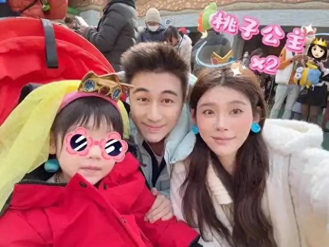 奚梦瑶儿女正脸照曝光！老公带俩娃看球赛，女儿像妈好普儿子像爸 